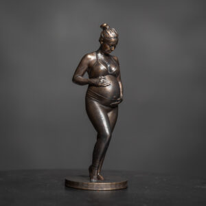 Babybauch als bronzierte Figur